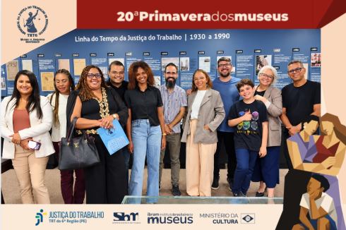 grupo de estudantes em pé posando para foto