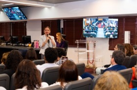 Foto da palestra "Diálogos de Respeito: Combate ao Assédio Sexual e Promoção da Linguagem Não Violenta" no salão do pleno do TRT