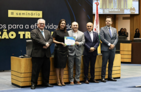 Foto de representantes do TRT6 segurando o certificado ao lado de reprsentantes do CSJT