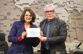 Foto do representante do TRT6 recebendo certificado