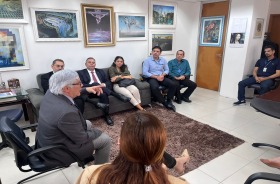 Fotografia onde aparecem 8 adultos sentados e conversando no gabinete da Corregedoria do TRT6