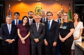 Foto de momento da assinatura de acordo durante encerramento da Semana Nacional de Conciliação 2025