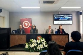 Foto da mesa de palestrantes do seminário sobre enfrentamento ao tráfico de pessoas no MPPE