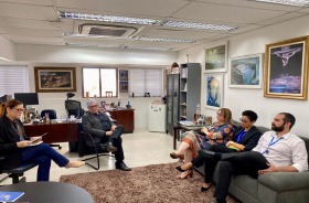 Fotografia onde aparecem cinco adultos sentados no Gabinete da Corregedoria do TRT6