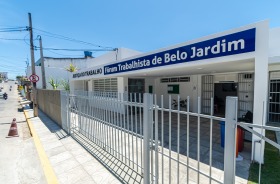 Foto mostra a fachada da Vara do Trabalho de Belo Jardim, na cor branca e cinza