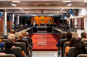 Foto mostra reunião na sala do Pleno do TRT6