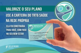 Imagem fundo azul mão branca segurando carteirinha do plano 