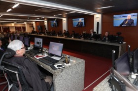 Fotografia onde aparece parte da bancada do Pleno do TRT6