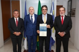 Foto da entrega dos convites para posse da nova mesa diretora do TJPE na Presidência do TRT-6