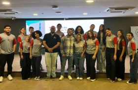 foto grupo de 16 pessoas em pé posando, no ambiente do Memorial