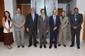 Foto de participantes da reunião de apresentação do sistema MAIA do TJPE