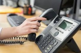 Mão em destaque pegando gancho do telefone