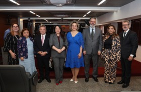 Fotografia onde aparece um grupo de oito adultos perfilados na sala do Pleno do TRT6