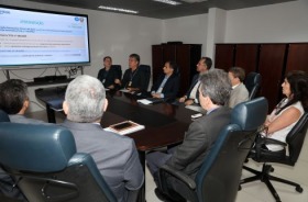 foto pessoas sentadas reunidas em volta de mesa