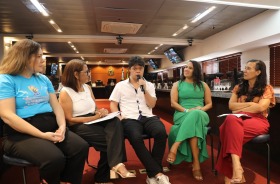 Fotografia onde aparecem quatro mulheres e um homem, sentados, na Sala do do Pleno do TRT6