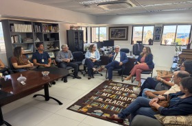 Fotografia onde aparecem dez adultos sentados no gabinete da Corregedoria
