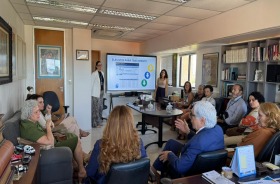 Fotografia onde aparecem 12 pessoas reunidas em círculo no gabinete da Corregedoria