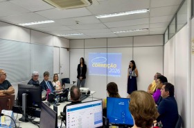 Fotografia onde aparecem 12 adultos reunidos numa sala de audiência