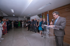 Na fotografia, um senhor discursando e uma grande palateia perfilada