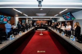 foto dispositivo de honra pessoas em pé na sala do pleno