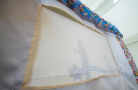 Foto de detalhe da apresentação do teatro de sombras