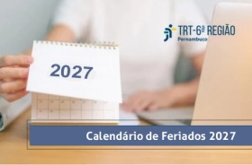 Arte de pessoa segurando calendário de mesa com destaque ano 2027