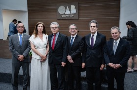 Perfilados, de pé, aparecem 5 homens e uma mulher na OAB PE