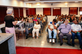 Fotografia no Pleno do TRT6, onde aparece uma senhora de pé falando para uma plateia