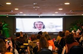 foto ministra no telão falando por videoconferencia