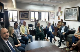 Na foto, aparecem 8 adultos sentados no Gabinete da Corregedoria do TRT6