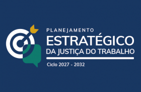 Sobre fundo azul, imagem de uma seta apontando para um alvo, e o texto 'planejamento estratégico'