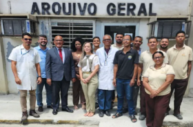 foto pessoas em pé em frente ao predio do arquivo