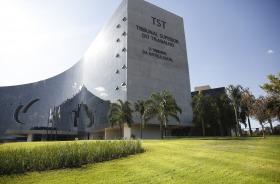 Foto mostra a fachada do edifício sede do TST