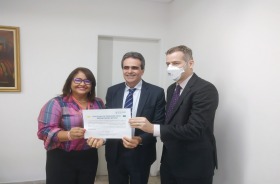 Foto do corregedor entregando o certificado do Prêmio Metas do CNJ