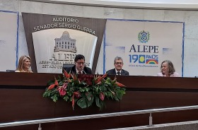 Foto de autoridades sentadas à mesa de honra da Alepe