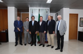 Fotografia onde aparecem perfilados seis senhores, no gabinete da Presidência do TRT6