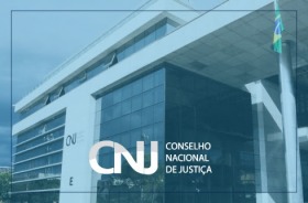 Foto da fachada do CNJ tem coloração azulada e a logo do Conselho Nacional de Justiça