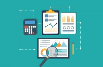 Ilustração com elementos que remetem a auditoria, como calculdoras e planilhas