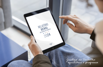 Imagem mostra em detalhe uma mulher manuseando um tablet