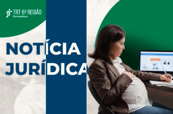 Mulher grávida trabalhando em mesa ao lado de computador, com texto Notícia Jurídica