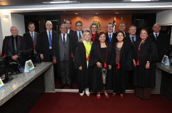 Grupo formado por 15 adultos perfilados no Pleno do TRT6