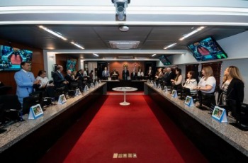 foto dispositivo de honra pessoas em pé na sala do pleno