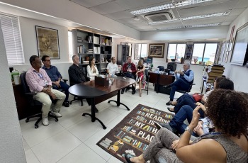 Na foto, aparecem onze adultos sentados, reunidos no Gabinete da Corregedoria