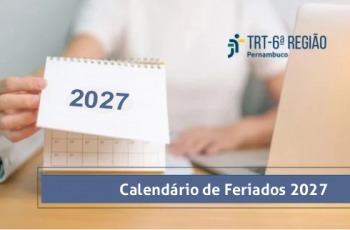 Arte de pessoa segurando calendário de mesa com destaque ano 2027