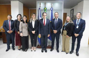 Foto onde aparecem 8 adultos perfilados no Gabinete da Presdiência do TRT6