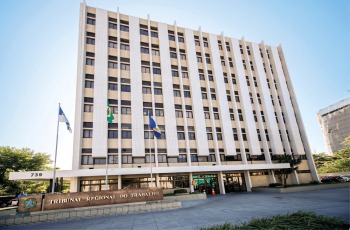 Foto mostra fachada do edifício sede do TRT6