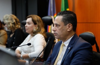 Desembargadora Nise Pedroso, Ministra Dora Cosa e secretário, durante leitura da ata