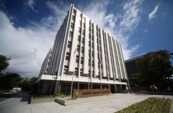 Foto mostra fachada do prédio sede do TRT6