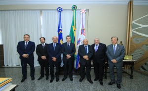 Fotografia de autoridades próximas às bandeiras do Brasil, Pernambuco e do TJPE